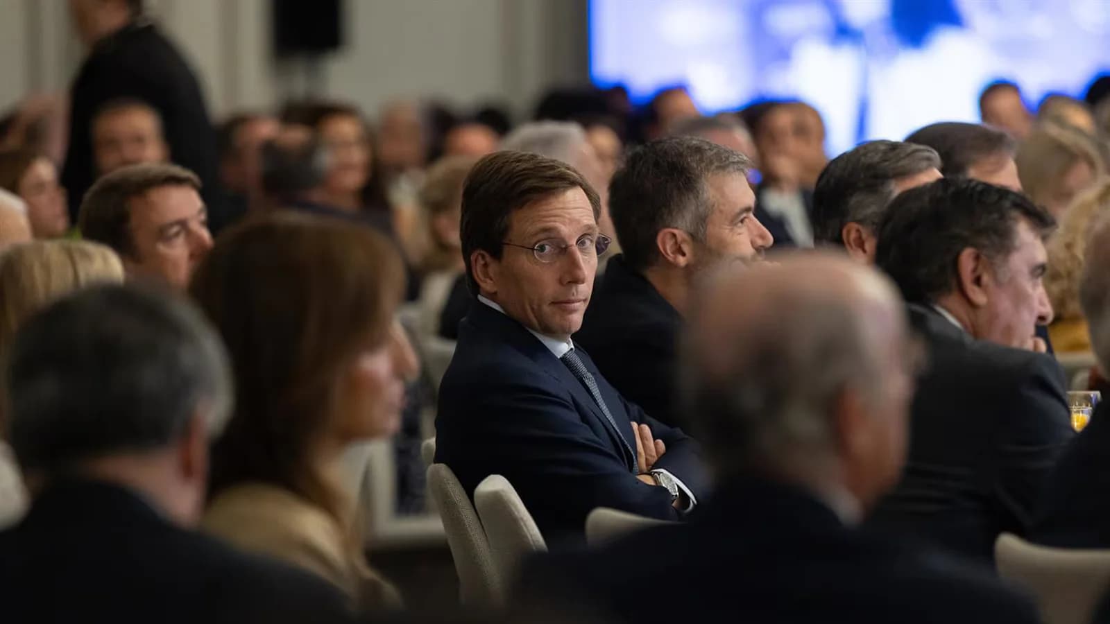 Almeida acusa al Gobierno de pagar pensiones con fondos europeos y lo tilda de irresponsable