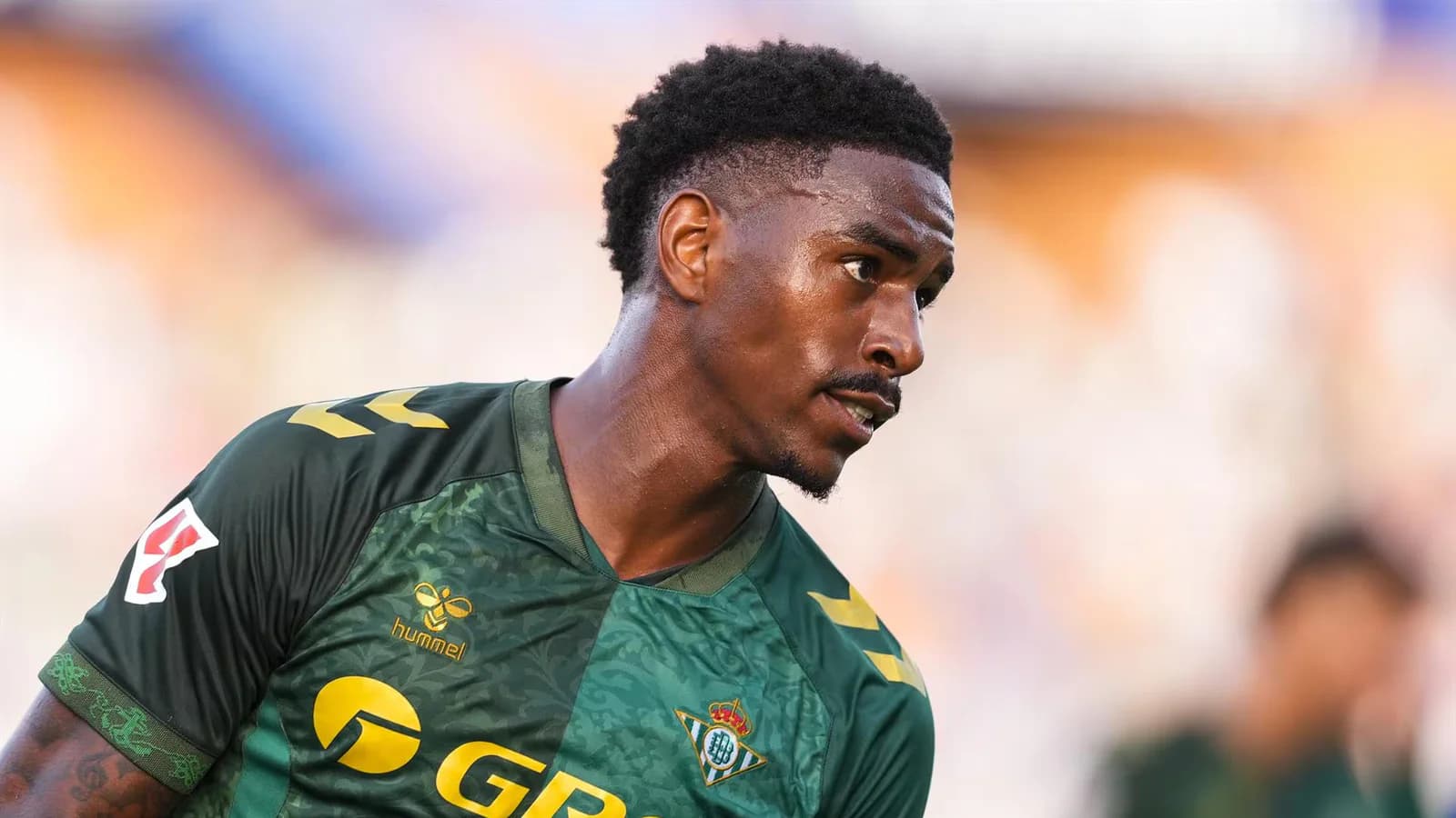 Junior Firpo será baja en el Betis por una lesión en el aductor izquierdo