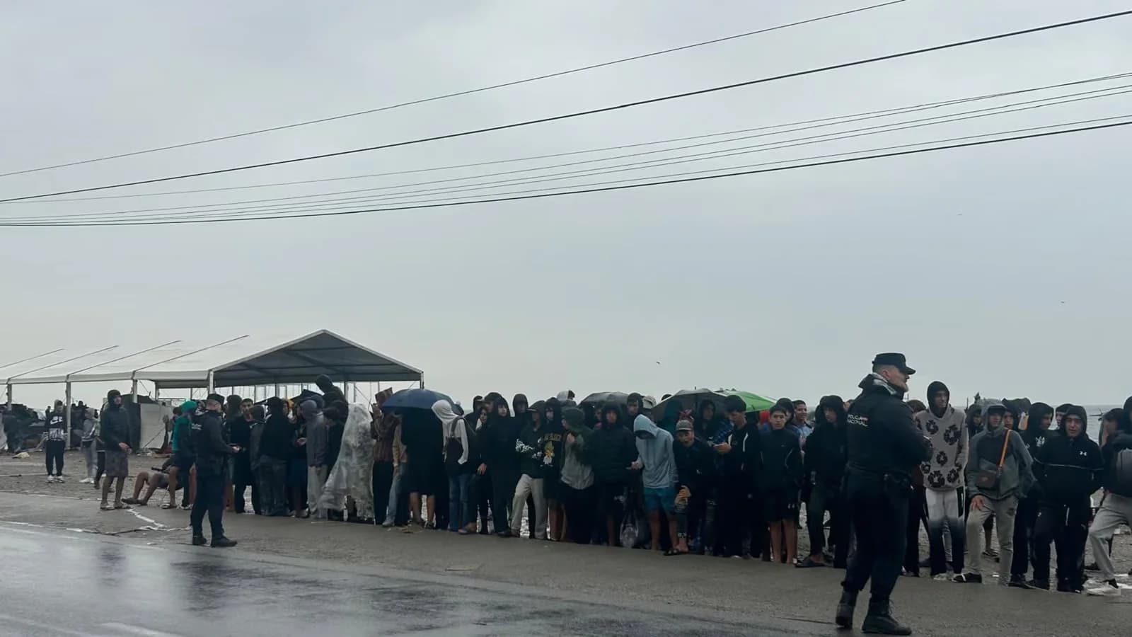 Más de 50 menores migrantes esperan bajo la lluvia su traslado en Ceuta