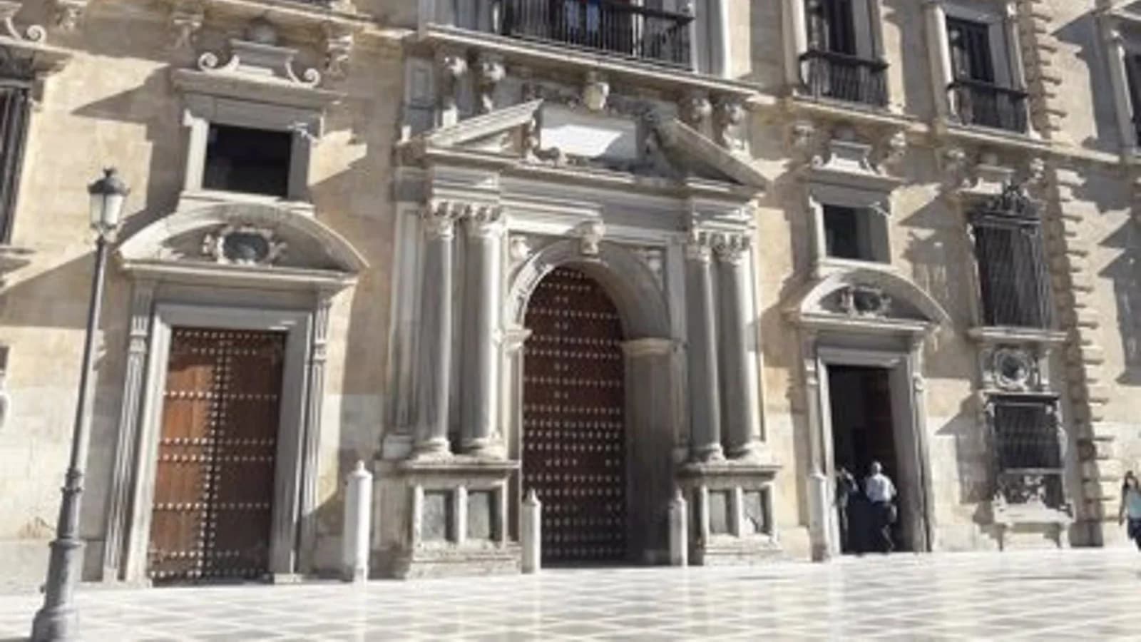 El TSJA confirmó la condena a dos empleados por desviar 885.656 euros