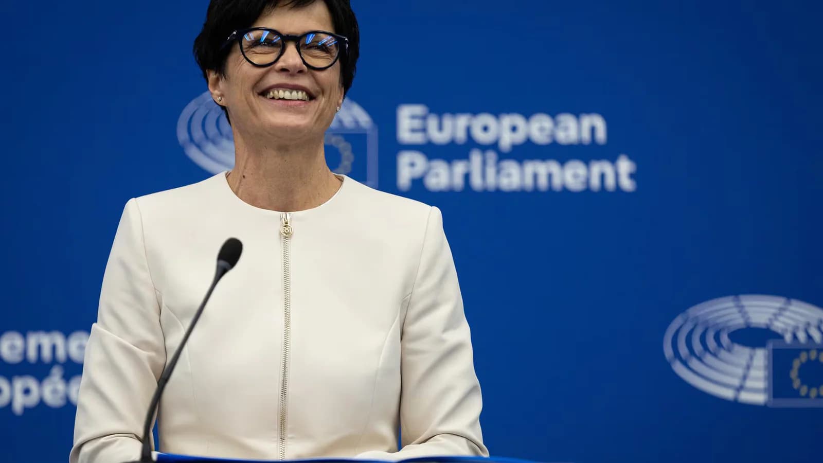 Bruselas propone una adhesión gradual a la UE y sanciones por violar el Estado de derecho