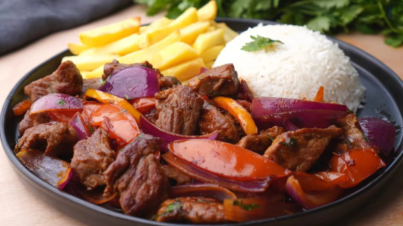 Lomo saltado peruano: ingredientes, tiempos y claves de preparación