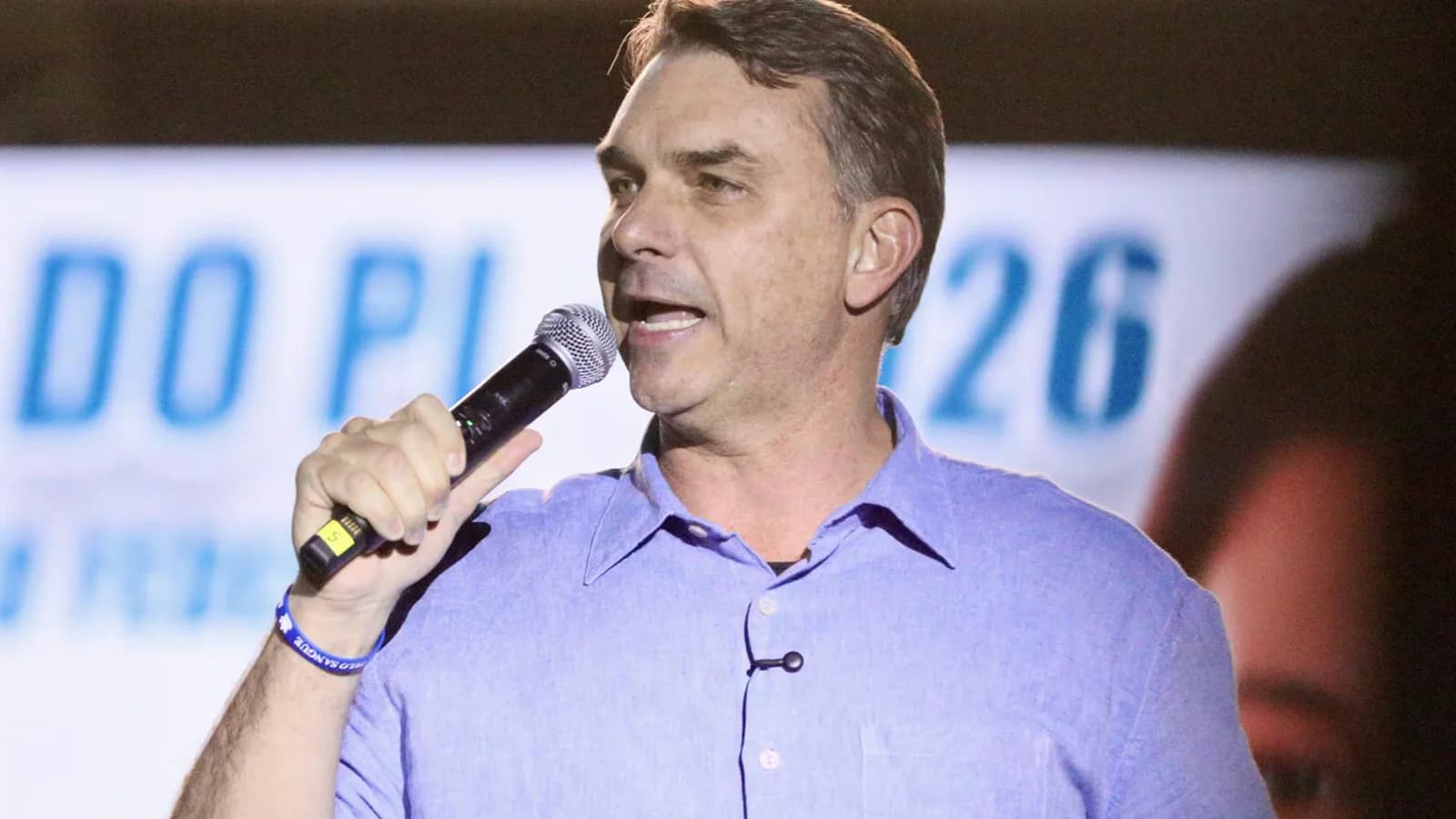 Flávio Bolsonaro promete cambios constitucionales si llega a la Presidencia de Brasil