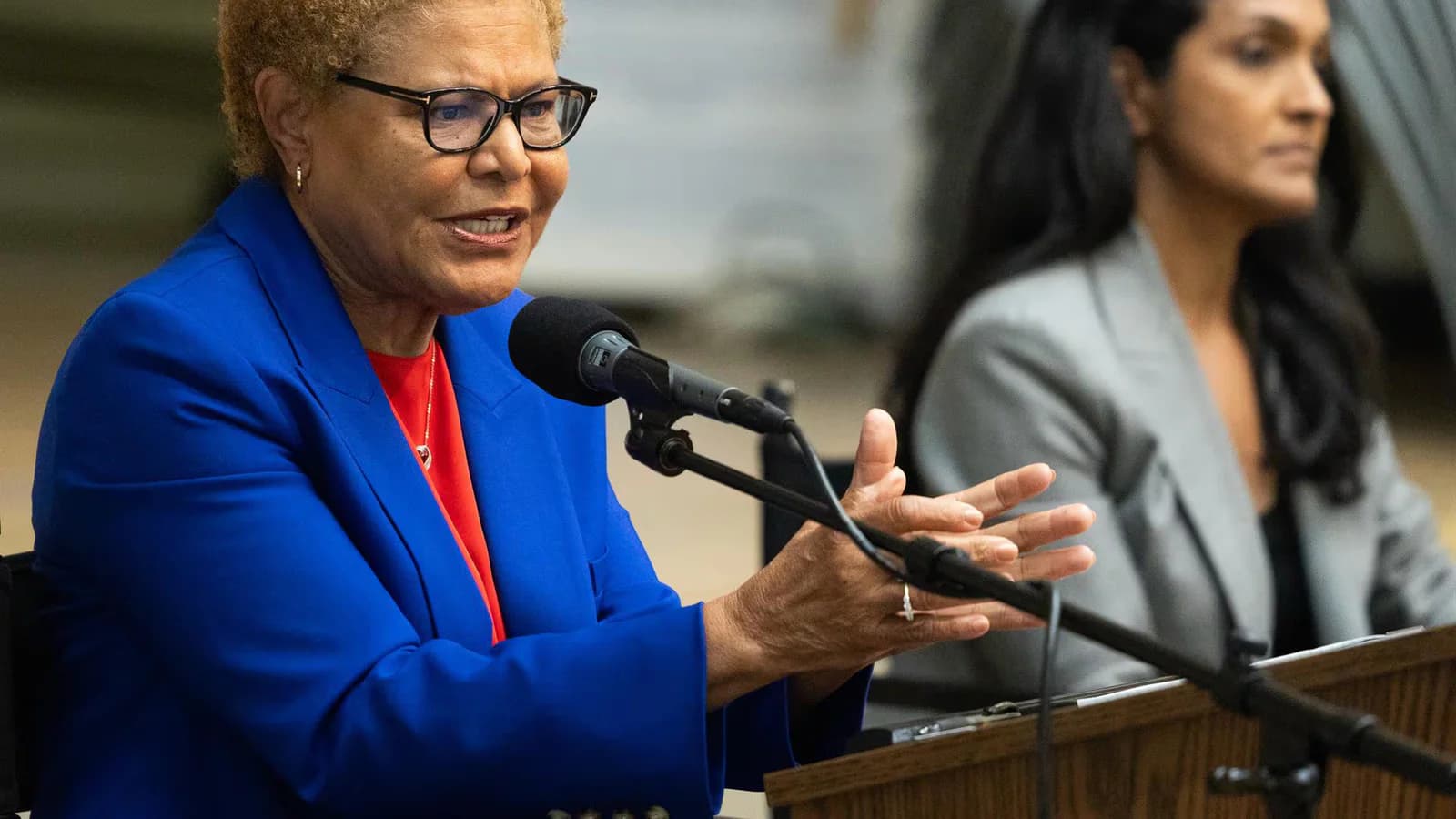 Karen Bass reclamó a Trump una disculpa por sus dichos sobre Los Ángeles y San Diego
