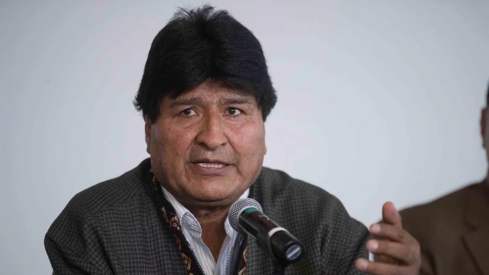 Morales tildó de “corregidor español” a Paz por pedir cooperación para detenerlo