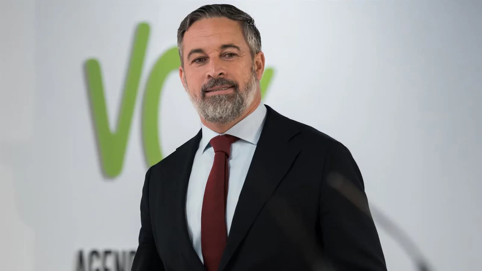 Abascal acusa a Sánchez de “arruinar” a los españoles y “comprarles el voto”