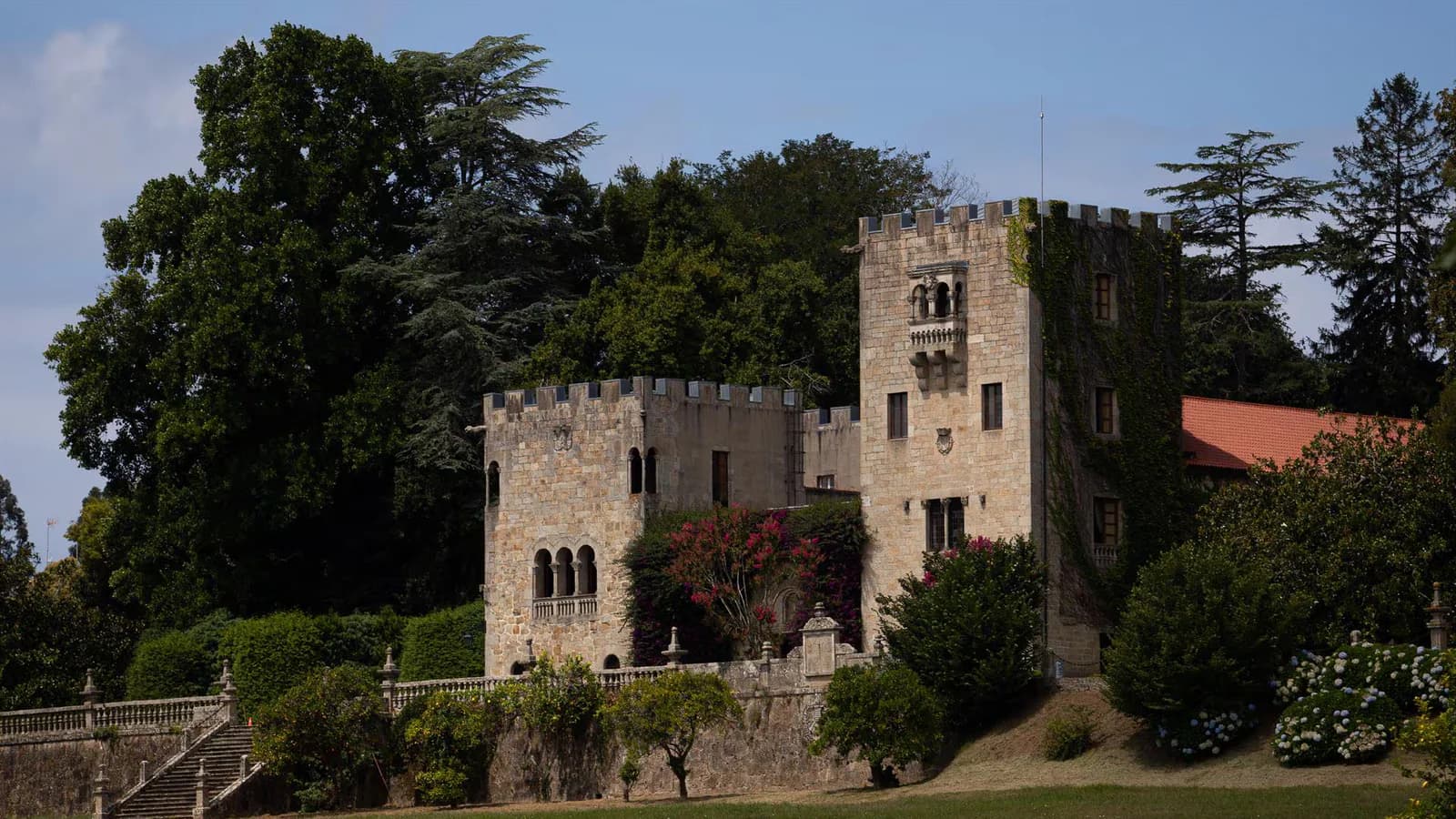 Subastarán cerca de 700 bienes retirados del Pazo de Meirás por los Franco