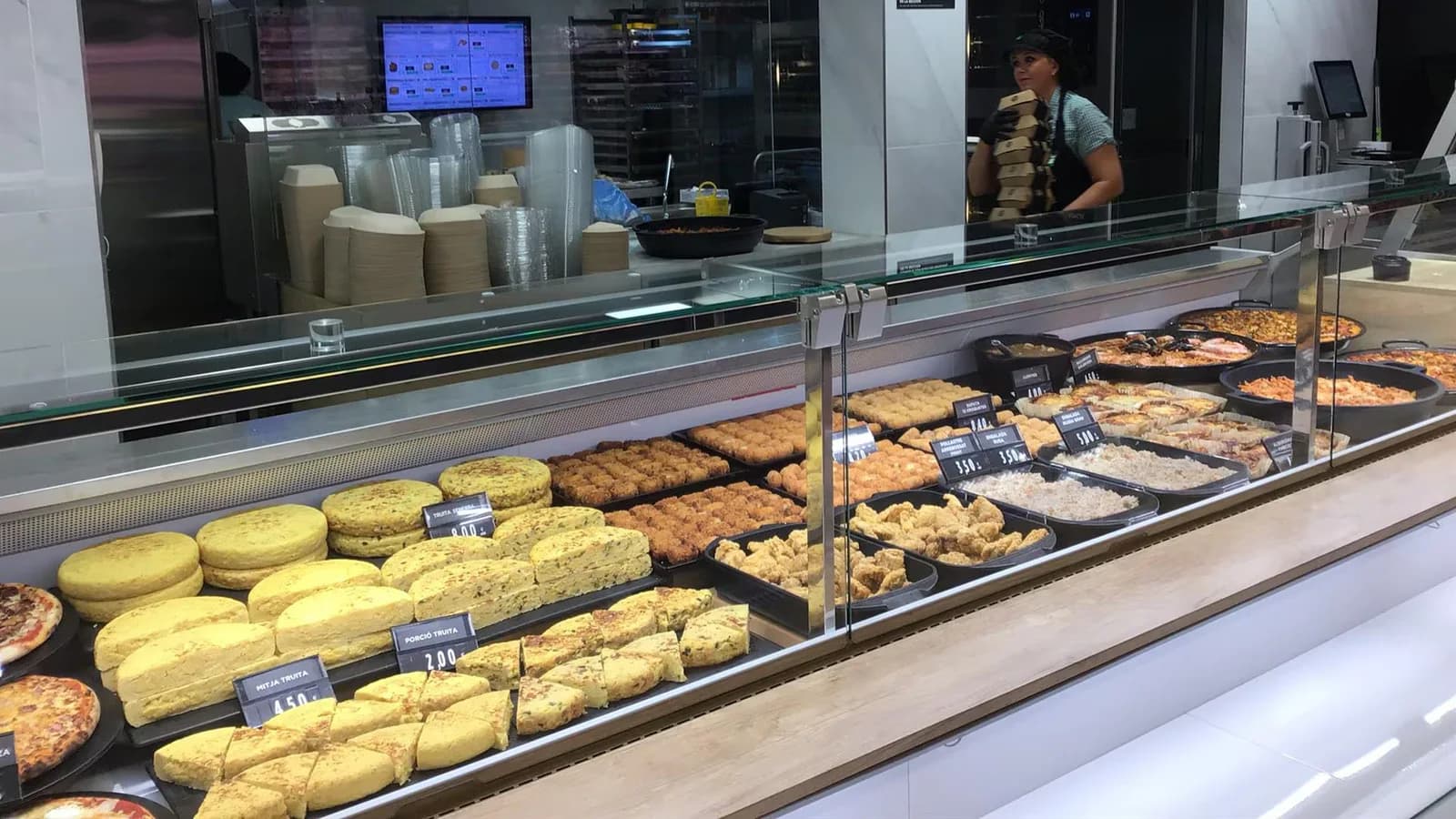 La comida preparada del supermercado gana lugar, pero no desplaza a los restaurantes en España