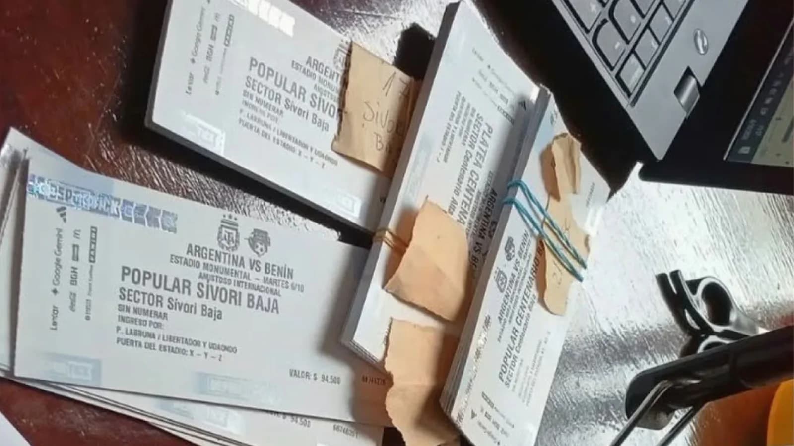 Interceptaron a dos hombres que vendían tours y entradas para la despedida de Messi