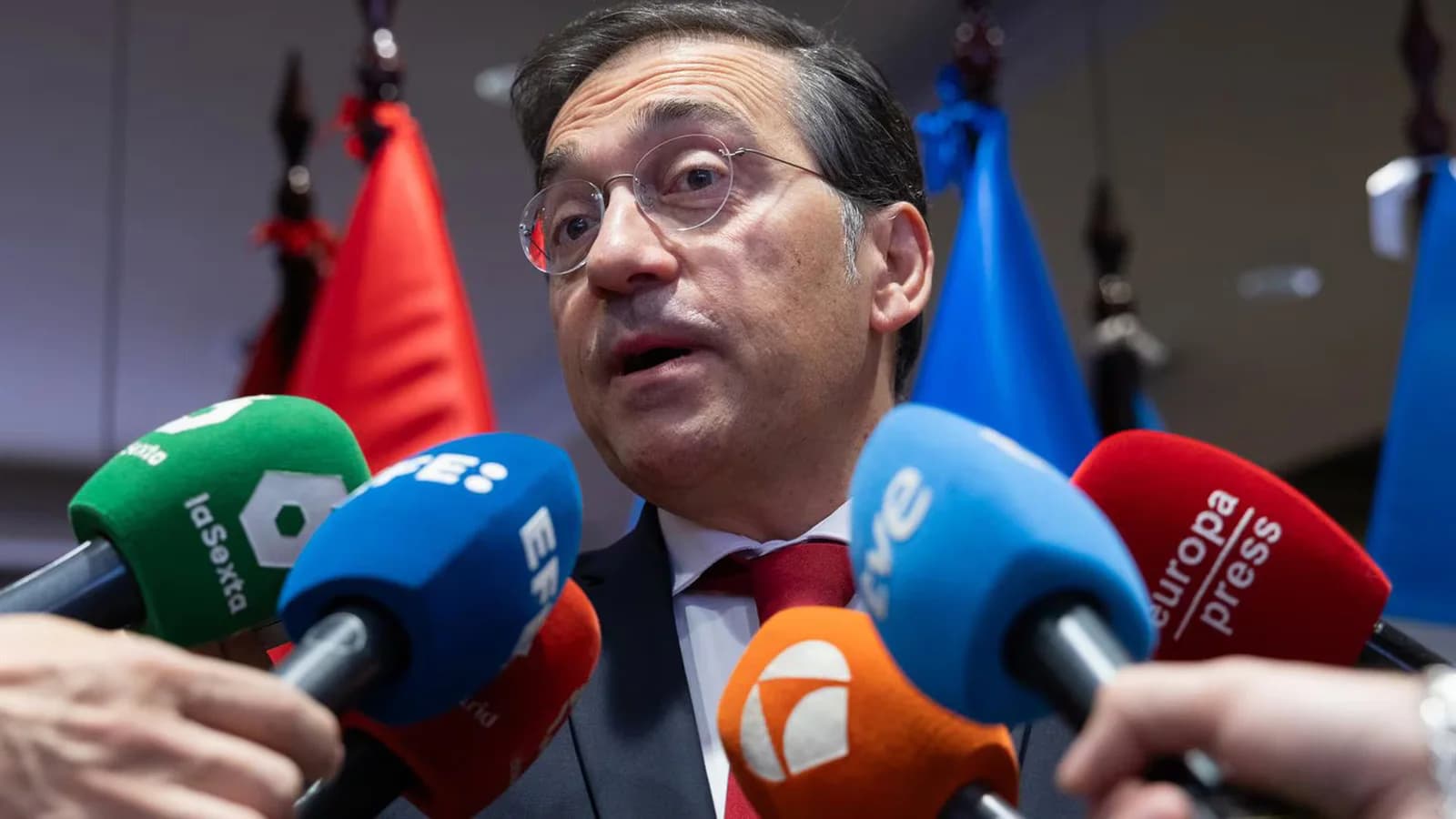 Albares respalda a los cónsules ante las críticas por el voto exterior