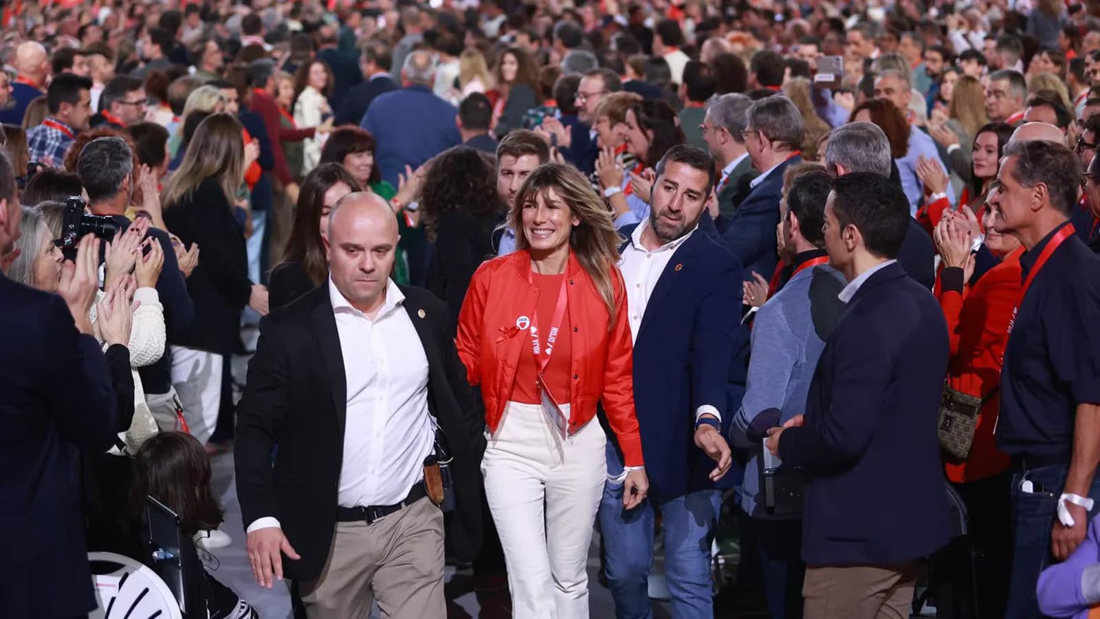 El PSOE acusa a la derecha de difundir un bulo sobre Begoña Gómez
