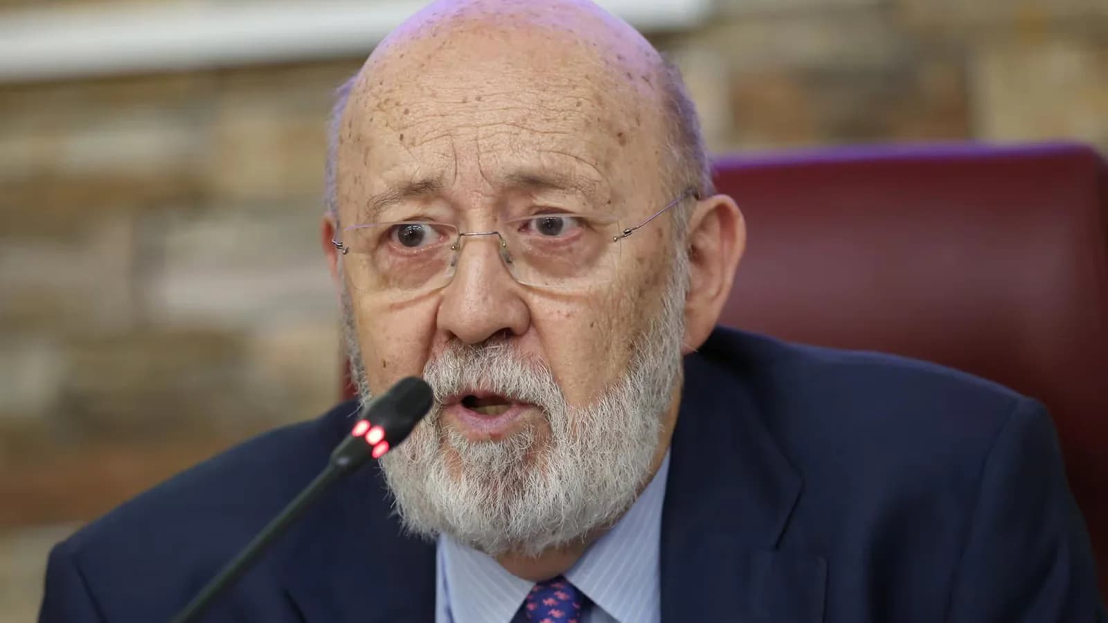 Tezanos acusa a Felipe González de haberse cambiado de bando por sus críticas a Sánchez