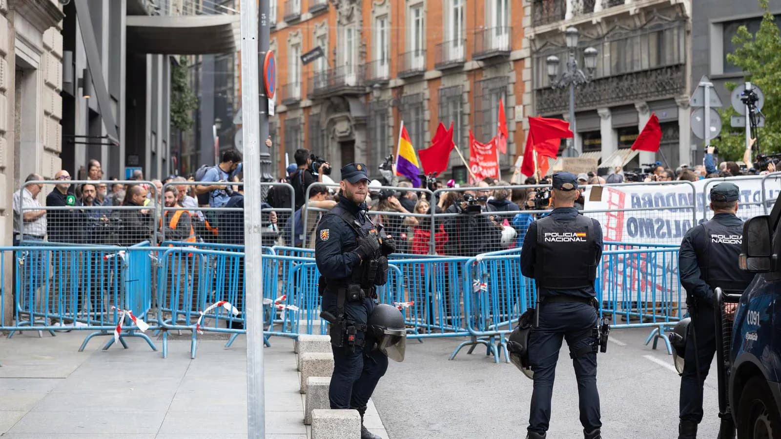 La Policía vigila a grupos radicales tras tres semanas de protestas por la vivienda en Sol