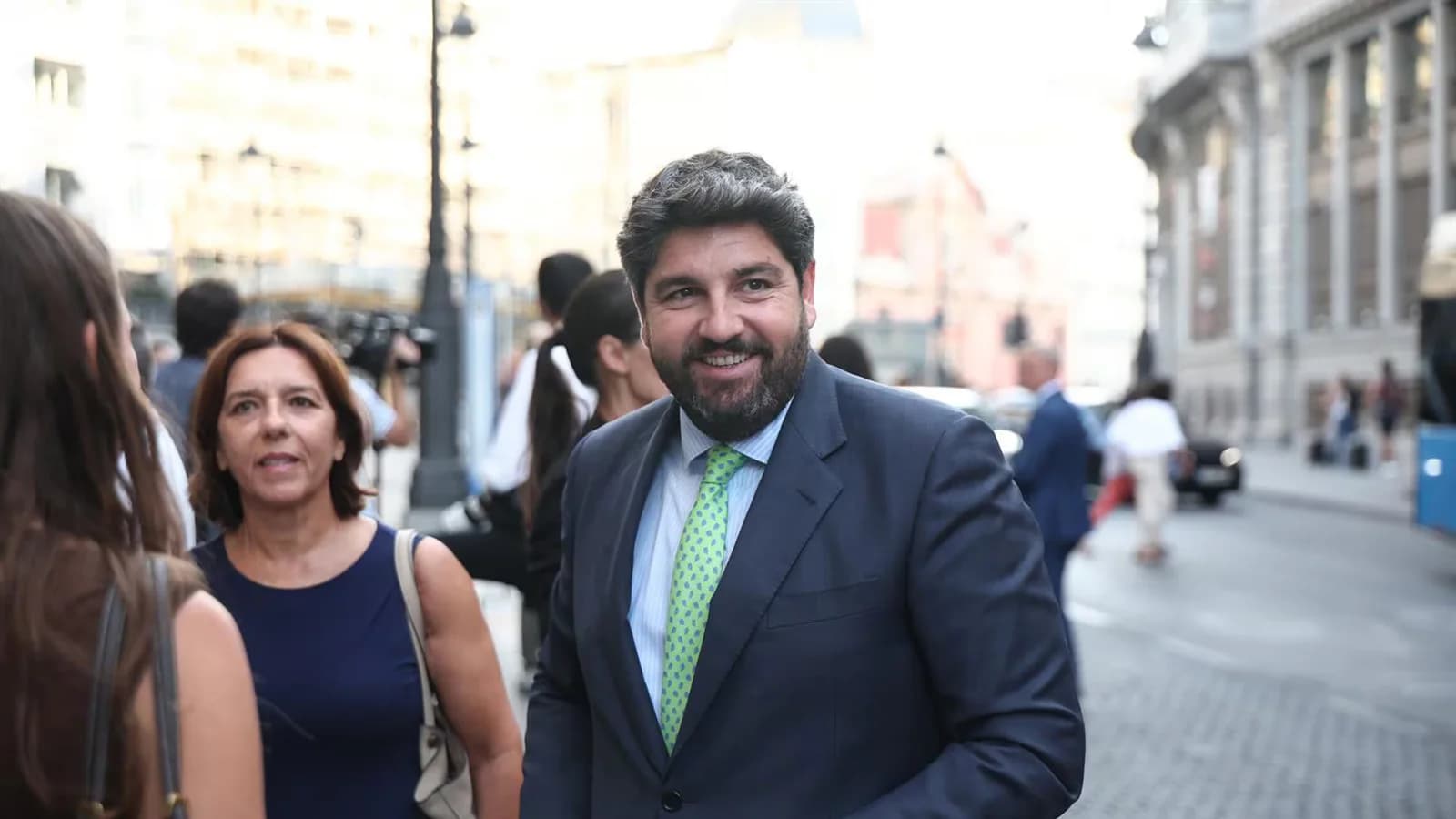 López Miras dice confiar en Correos, pero cuestiona a Sánchez y su equipo