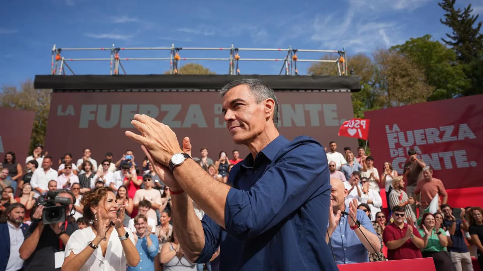 Sánchez llama a llenar las urnas y acusa a PP y Vox de difundir miedo sobre el voto por correo