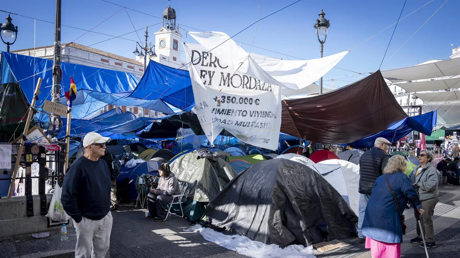 La Comunidad de Madrid pide levantar el campamento de la Puerta del Sol