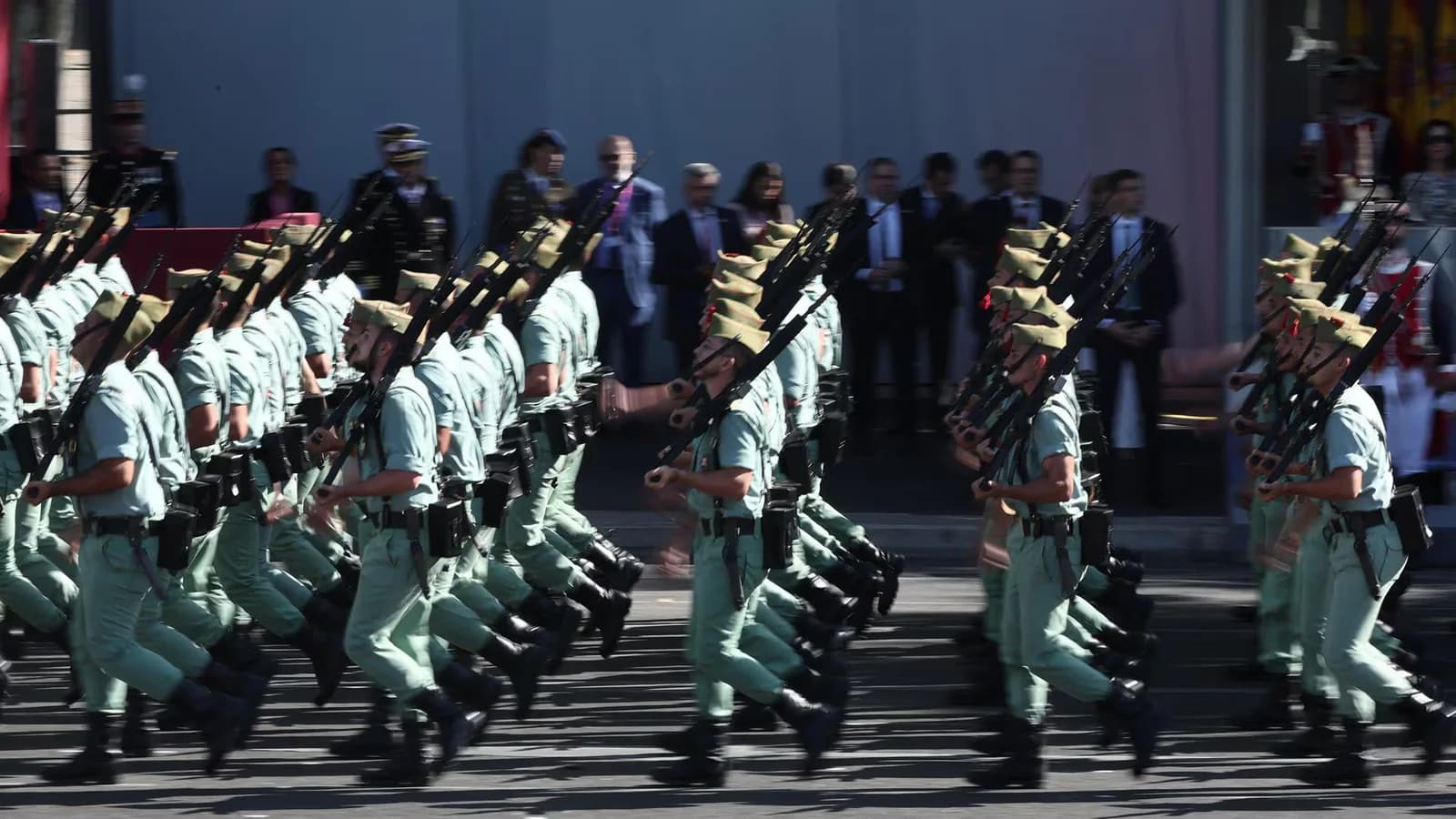 Los reyes presiden el desfile del 12 de octubre antes de las elecciones