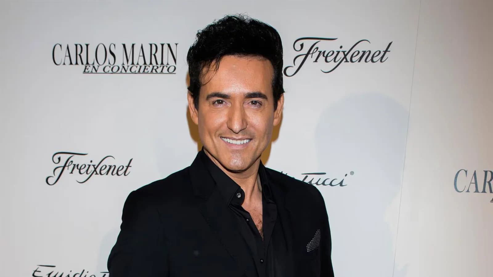 Familia y fans de Carlos Marín homenajearon al cantante en La Almudena