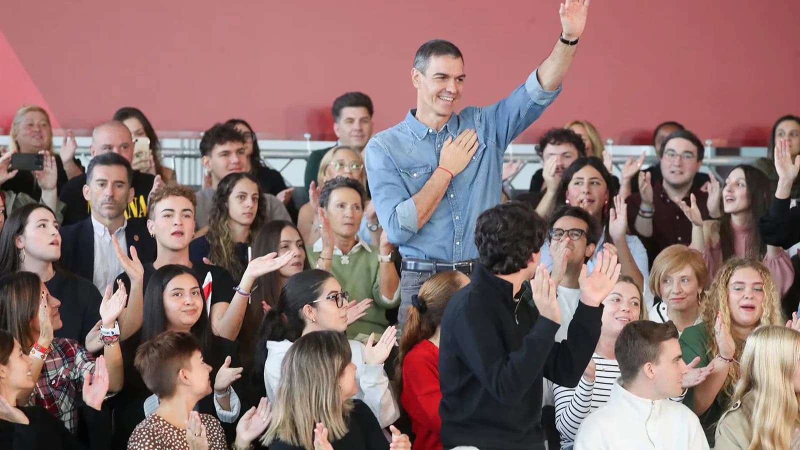Más de 2.000 personas respaldaron a Pedro Sánchez en un acto en Ponferrada