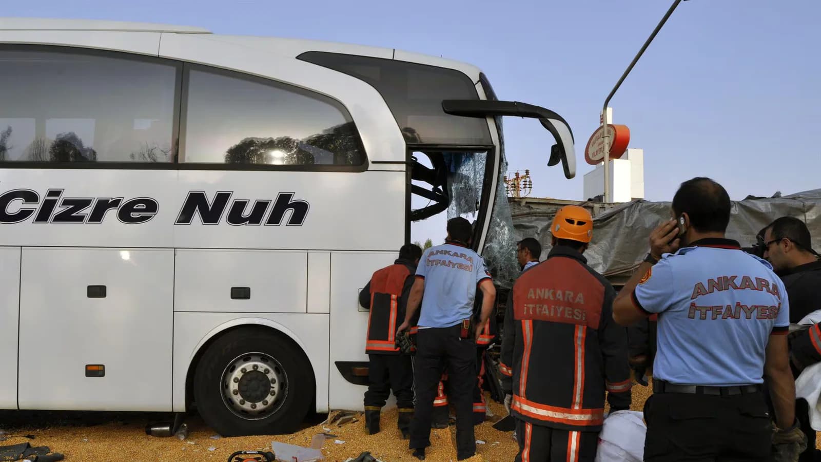 Once muertos y 26 heridos por el choque de un autobús y una grúa en Manisa