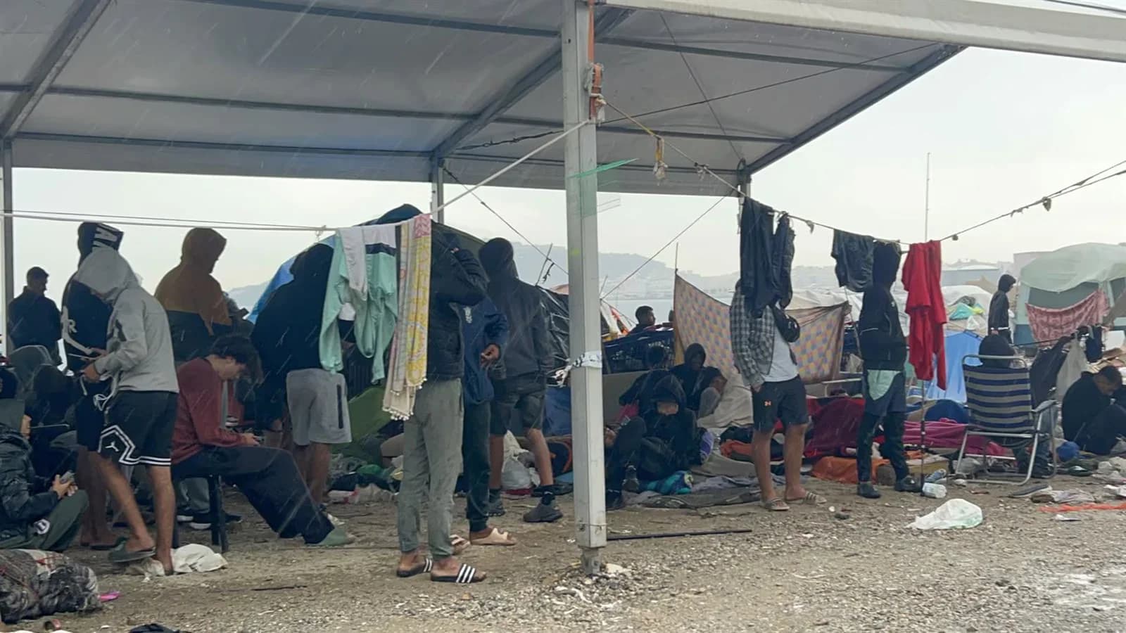 Desalojan a unos 500 migrantes de un asentamiento en Ceuta tras un operativo policial