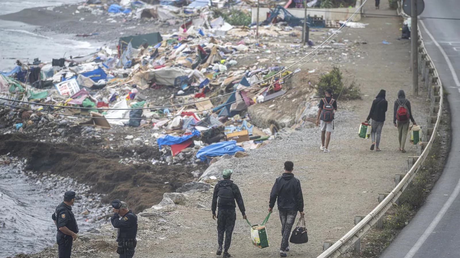Torres anuncia el fin de los desalojos en la costa de Ceuta y 12.000 retornos