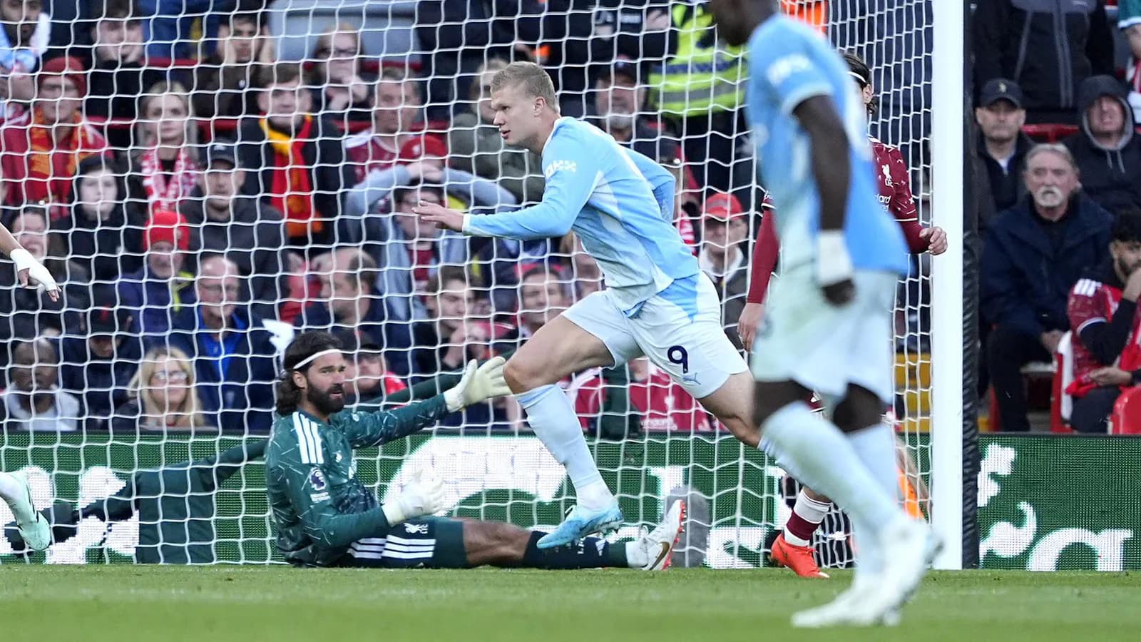 Manchester City goleó al Liverpool en Anfield y sigue líder invicto de la Premier