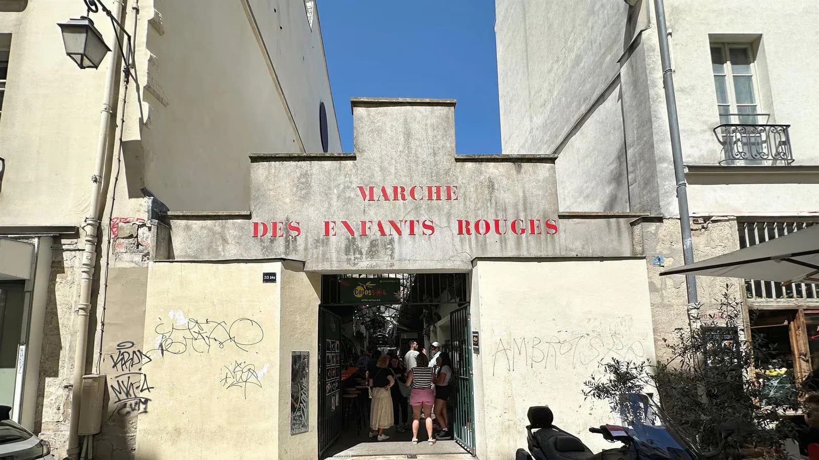 Un incendio destruyó el histórico mercado de los Niños Rojos en París