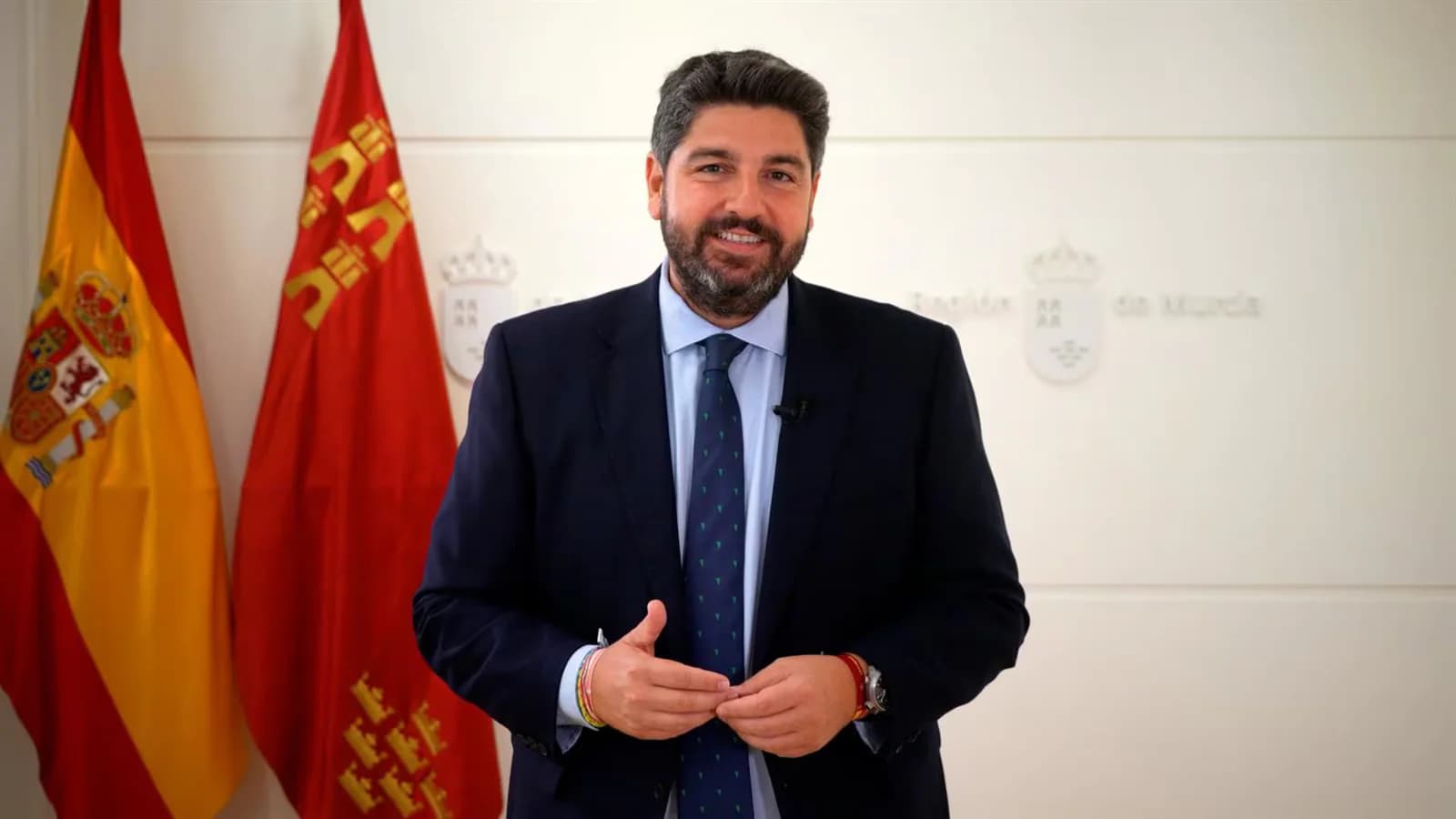 López Miras reivindica la defensa de las instituciones en el Día Nacional