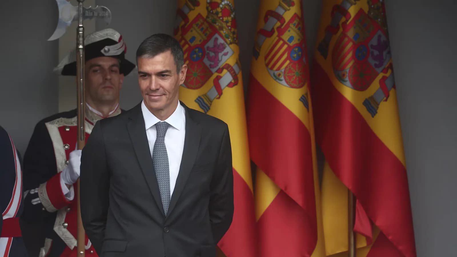 Pedro Sánchez fue recibido con abucheos e insultos antes del desfile del 12 de octubre