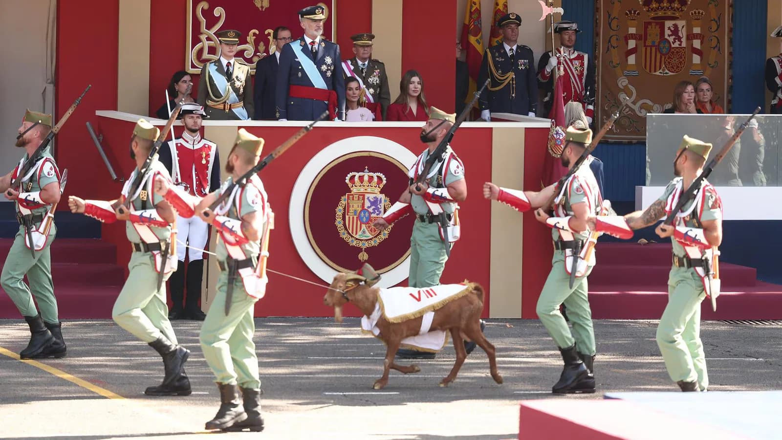 Los reyes presidieron el desfile de la Fiesta Nacional, entre abucheos a Sánchez