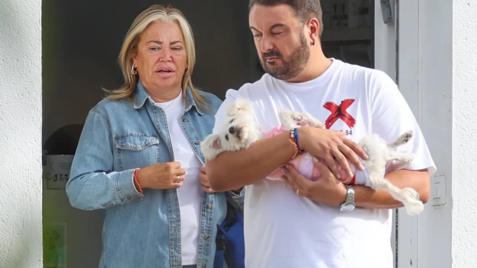 Preocupación de Belén Esteban y Miguel Marcos por la salud de su perrita Noah
