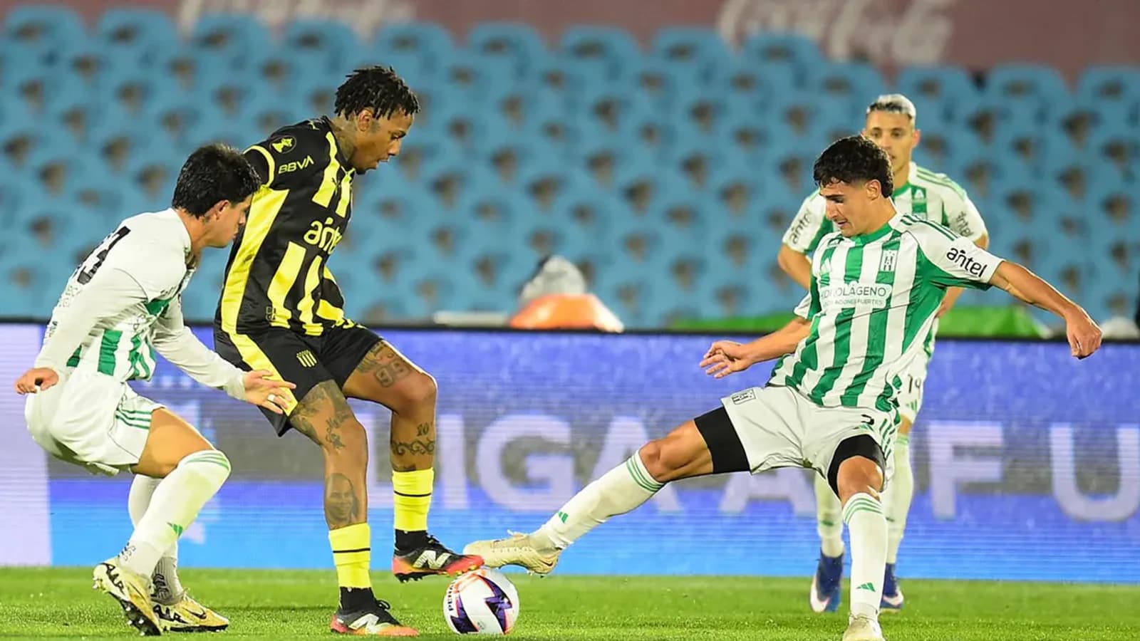 Peñarol y Nacional se estancan en el Torneo Intermedio uruguayo