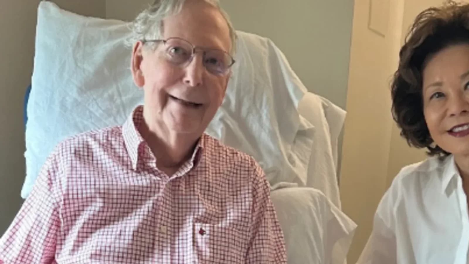 Mitch McConnell se reincorpora tras su hospitalización por una caída