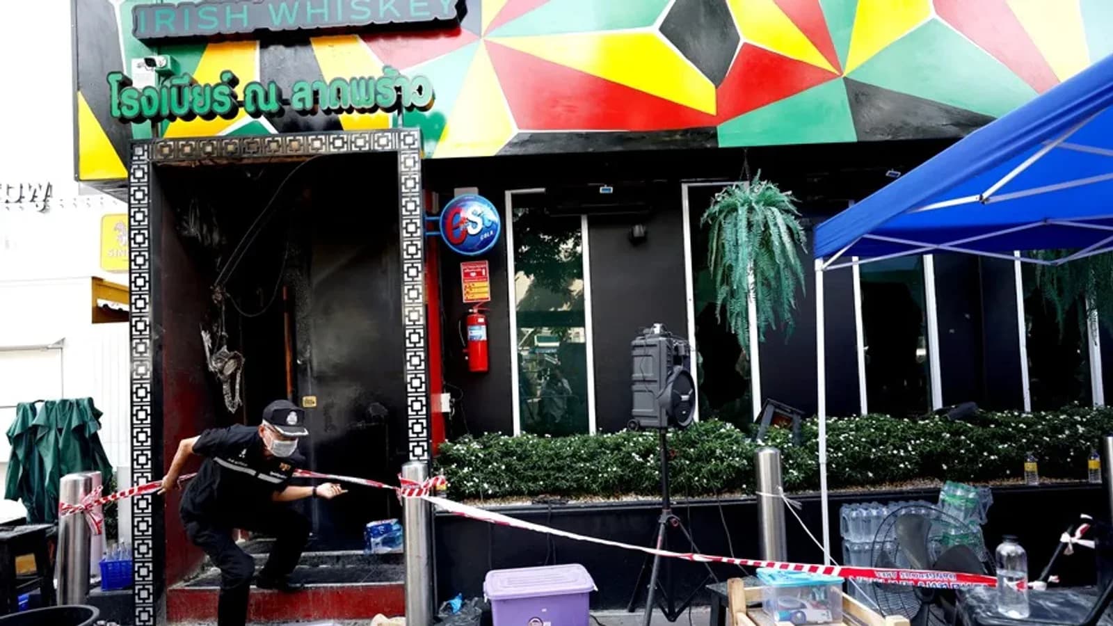Tailandia inicia la identificación de las víctimas del trágico incendio en un bar de Bangkok