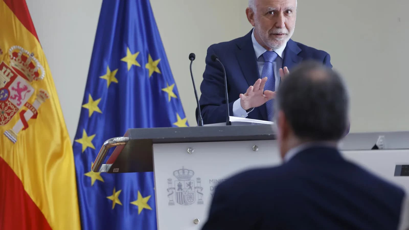 Ministro español critica a Rajoy: "Que gane el mejor y que pierda el racismo"