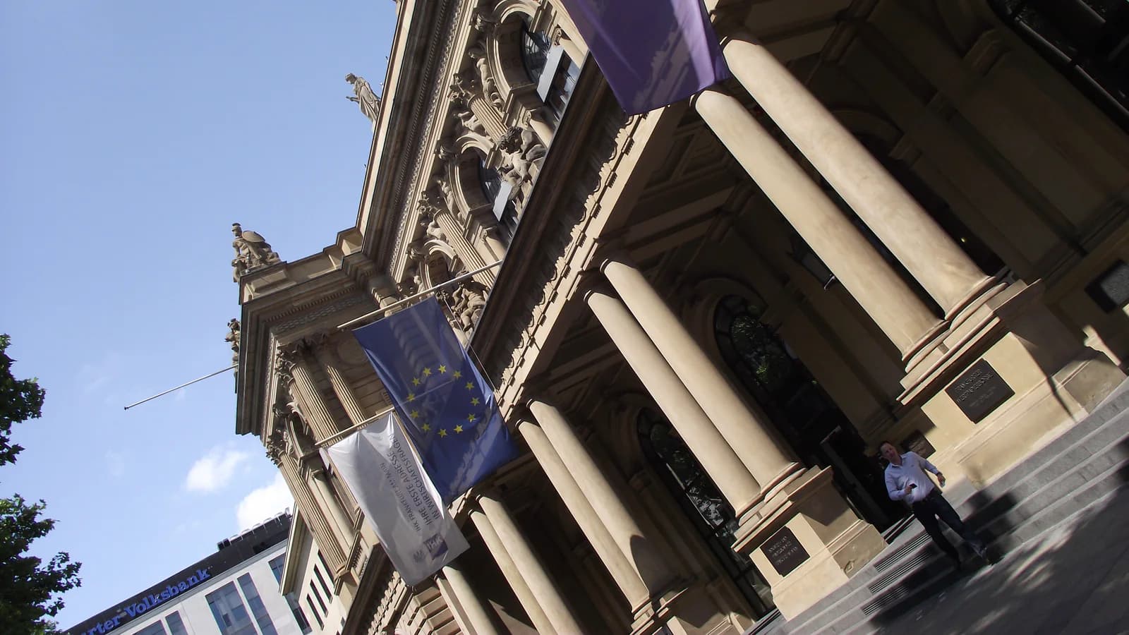 La Bolsa de Fráncfort registra un leve aumento en medio de tensiones internacionales