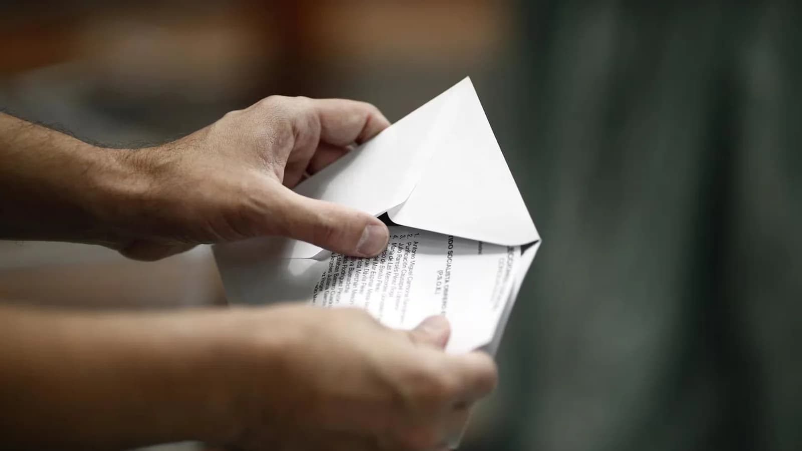 La JEC analiza el pedido de Vox para limitar el voto postal de los españoles en el exterior