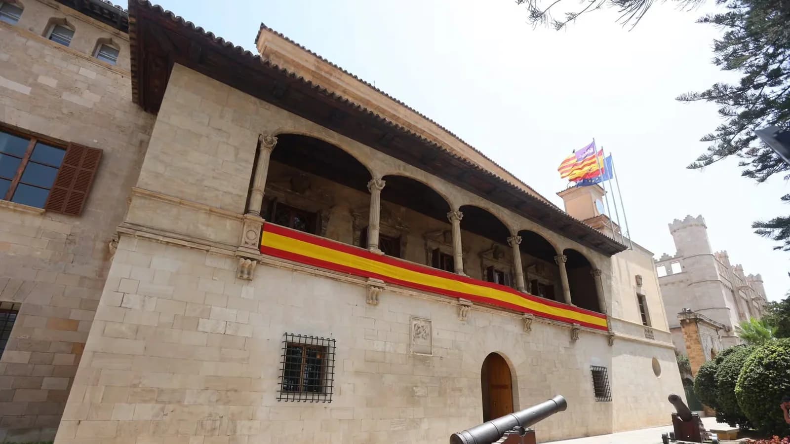 El Consolat de Mar exhibe una bandera española antes de la final del Mundial