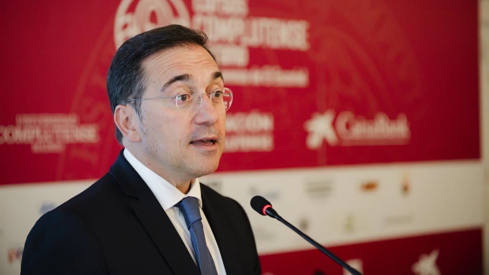 Albares evalúa asistir a la final del Mundial antes de viajar a Argel con Sánchez