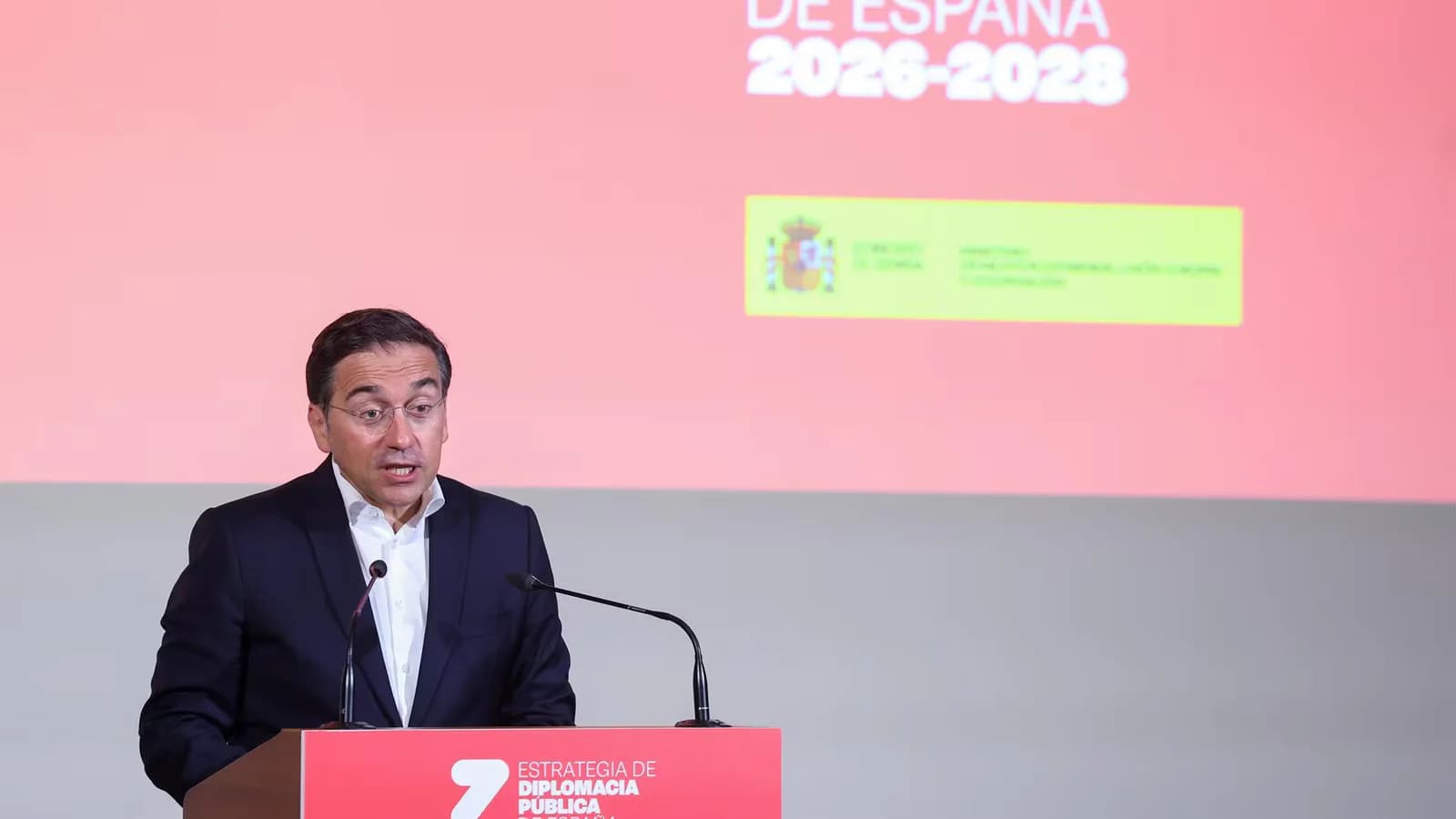 Albares presenta una estrategia para proyectar la “España real” en el mundo