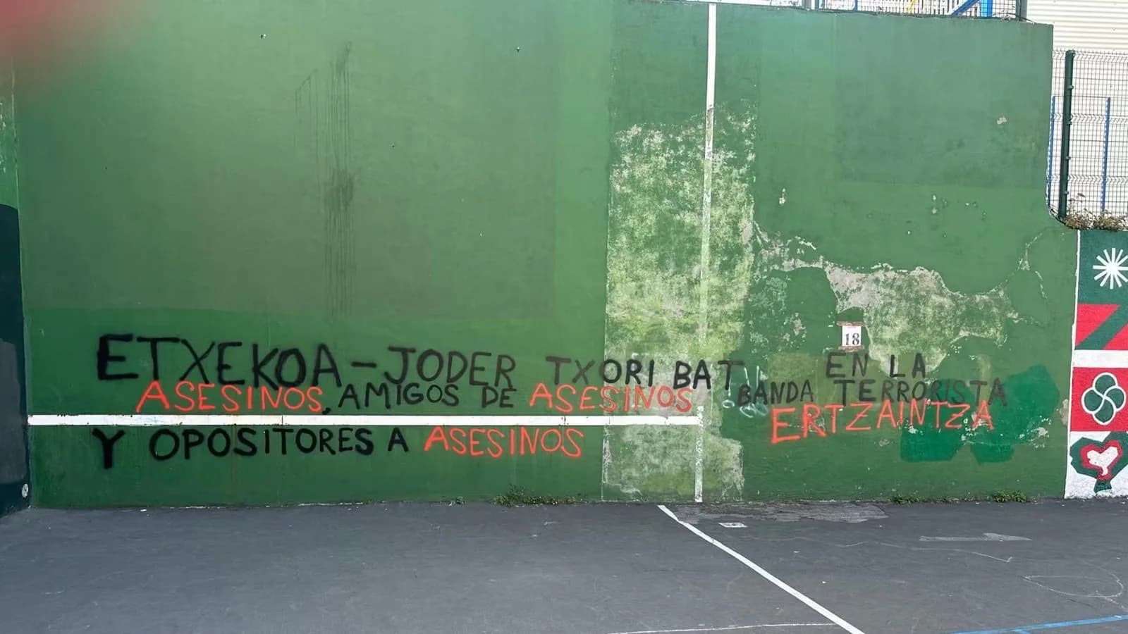 Pintadas contra la Ertzaintza y aspirantes a agentes en un frontón de Getxo
