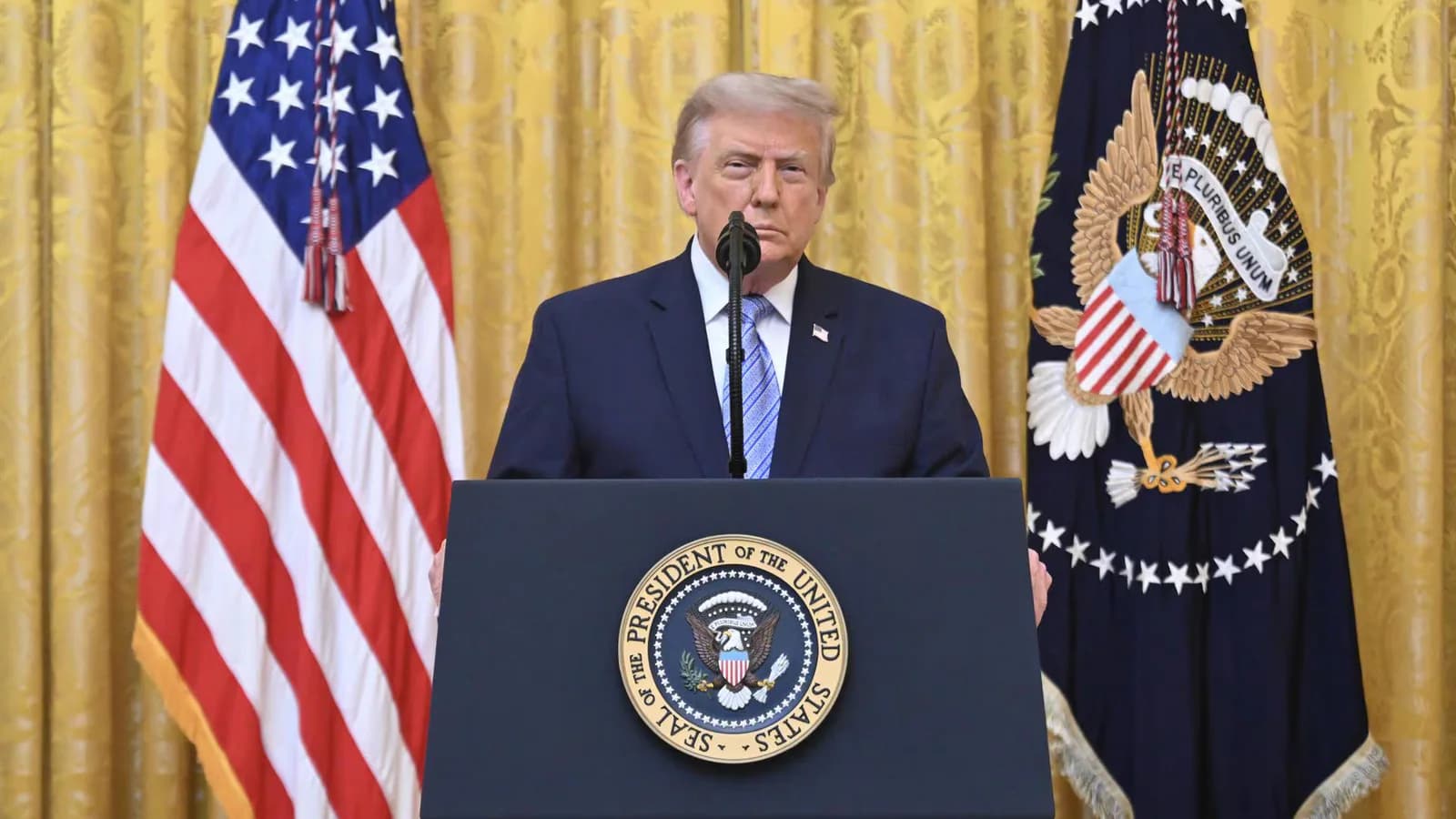 Trump acusó a NBC y ABC de un complot y pidió revisar sus licencias