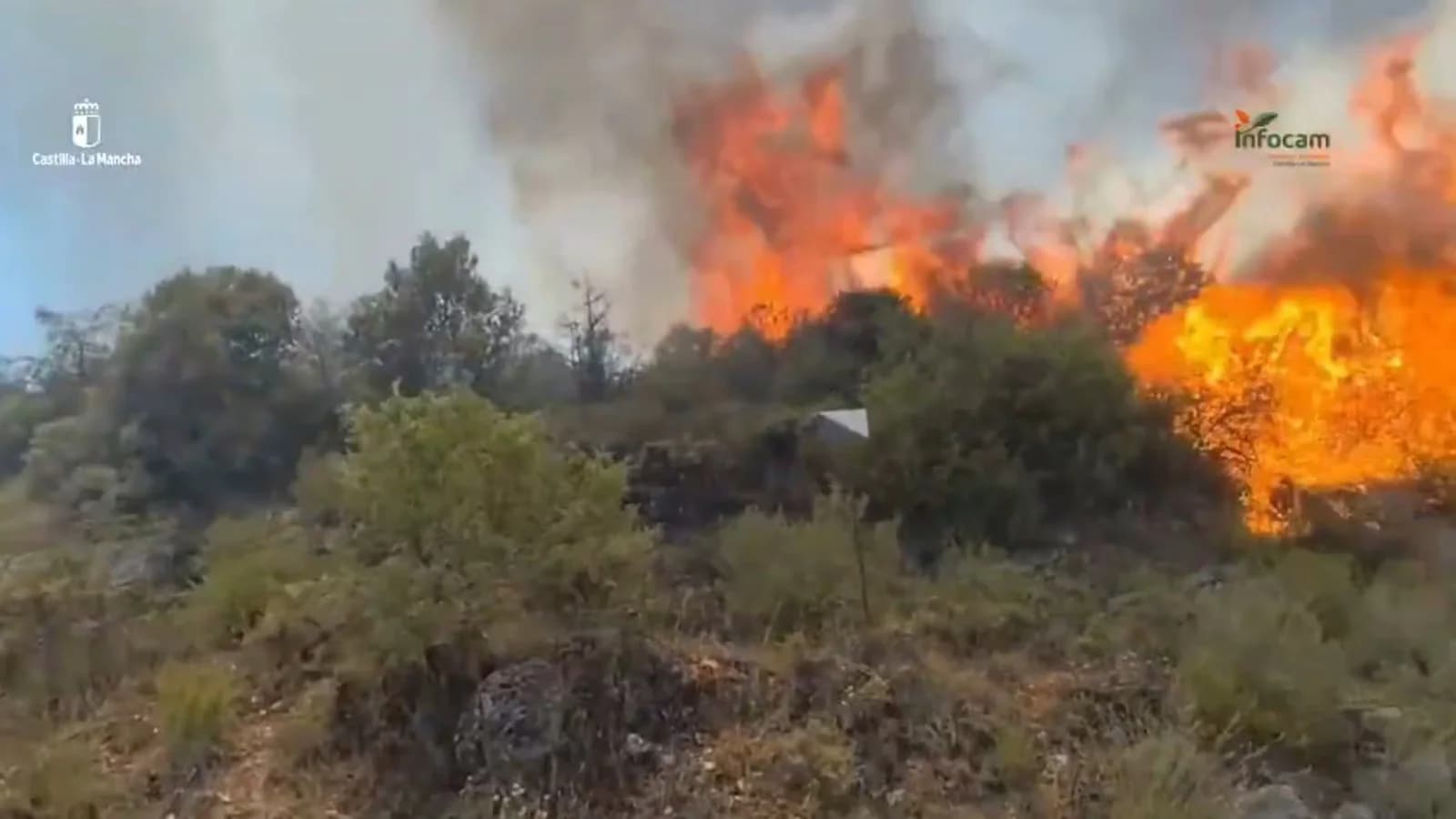 La Mierla: 171 efectivos y 20 medios siguen trabajando contra el incendio