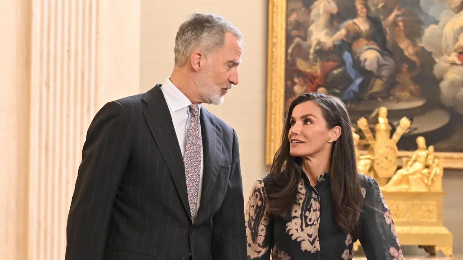 La reina Letizia estrena un vestido verde esmeralda de la firma española BYAN