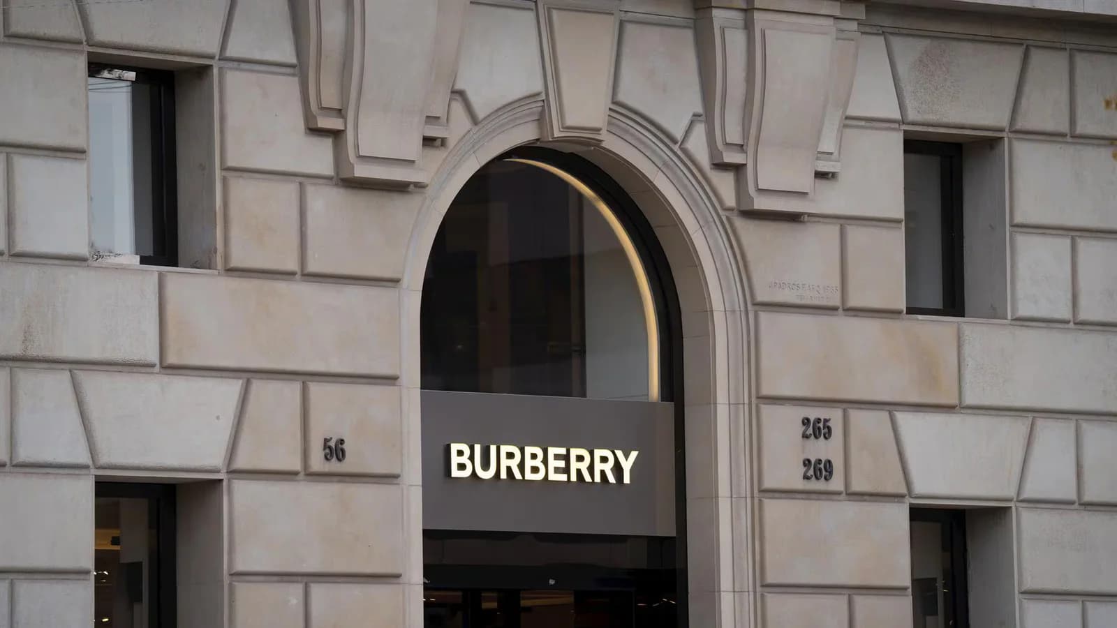 Burberry elevó un 5% sus ingresos trimestrales por el avance en América y China