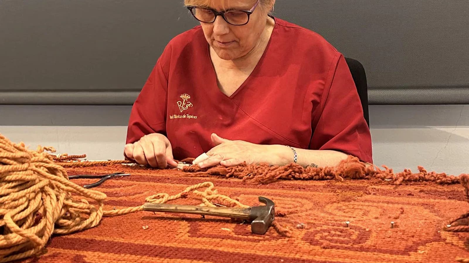 La Real Fábrica de Tapices restaura tres alfombras del Teatro Real