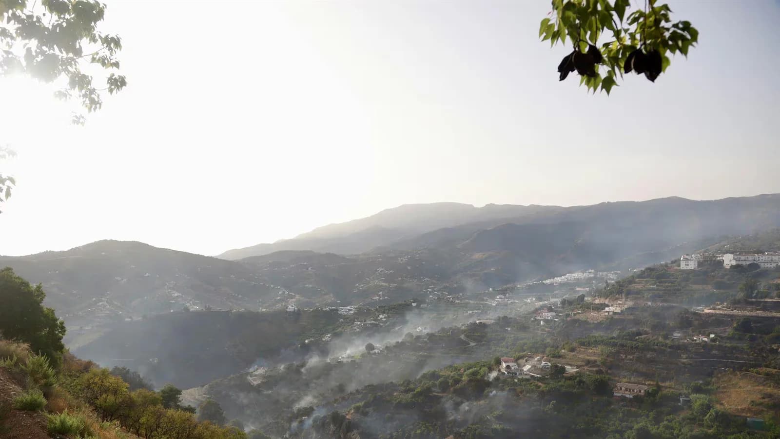 El incendio de Árchez baja a preemergencia y autorizan el regreso de 162 evacuados