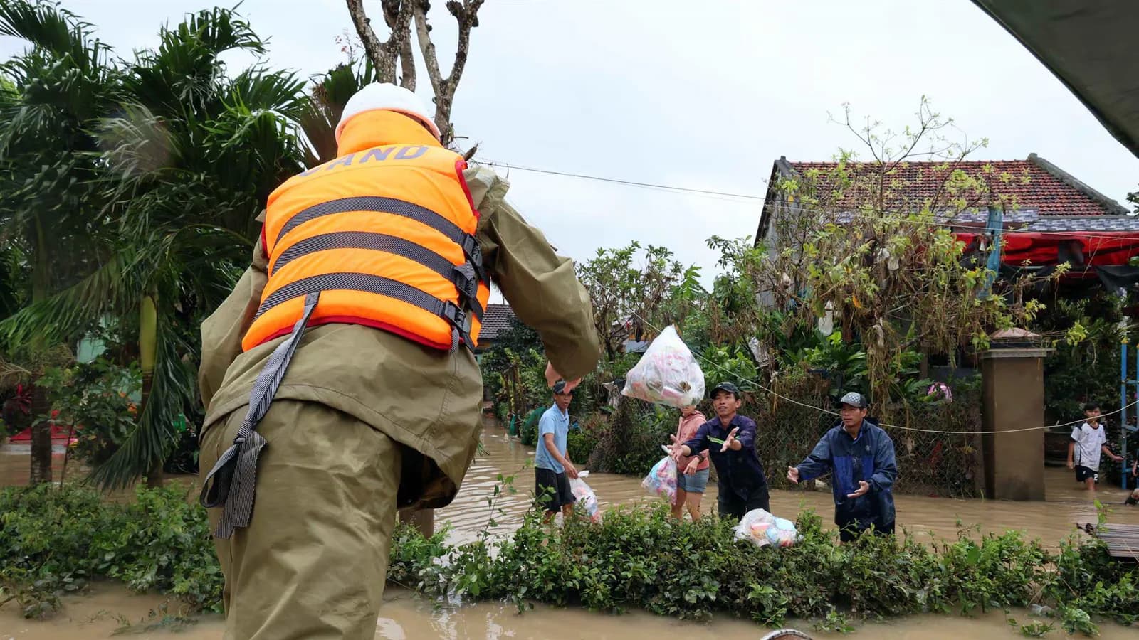 Cuatro muertos y cuatro desaparecidos por las inundaciones en el norte de Vietnam