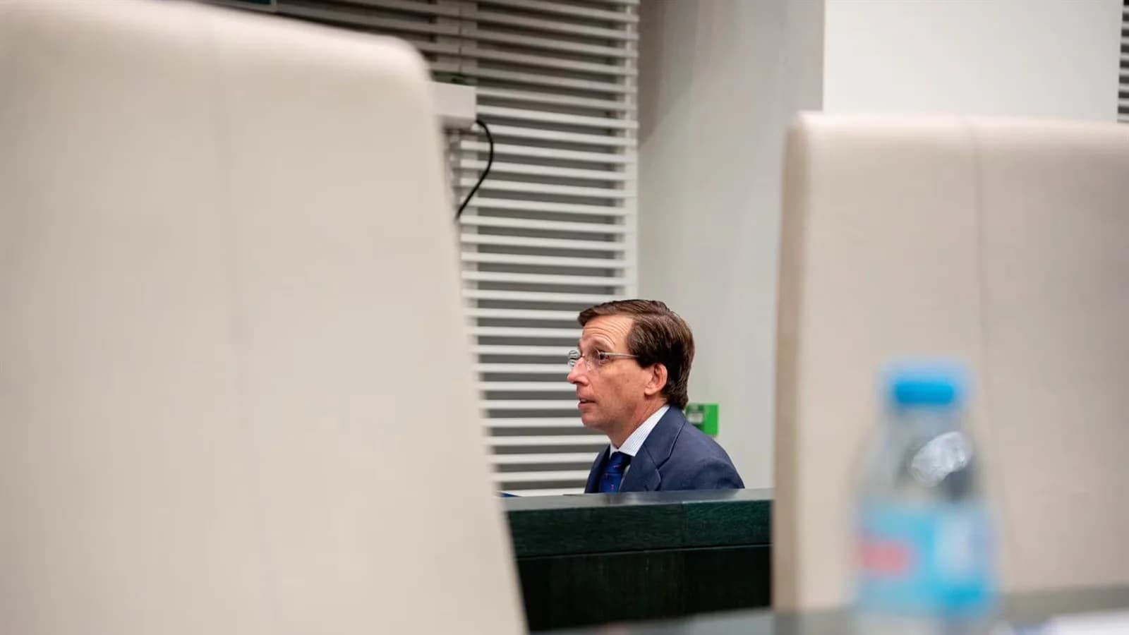 Almeida pidió saber si el hermano de Sánchez vive en La Moncloa